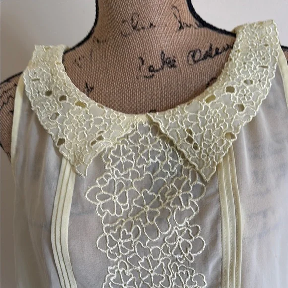 Elegant Yellow Sleeveless Blouse with Lace Detail - Picture 3 of 5